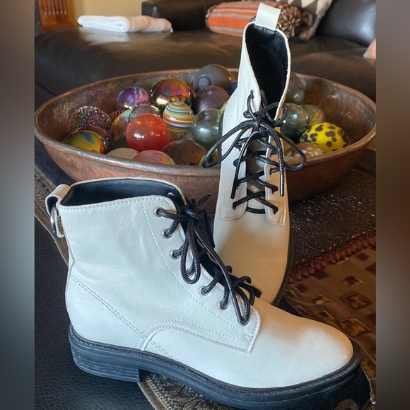 White leather DOLCE VITA BORAT booties NEW….So Gorgeous & Fun! 🔆8.5 - Picture 2 of 14